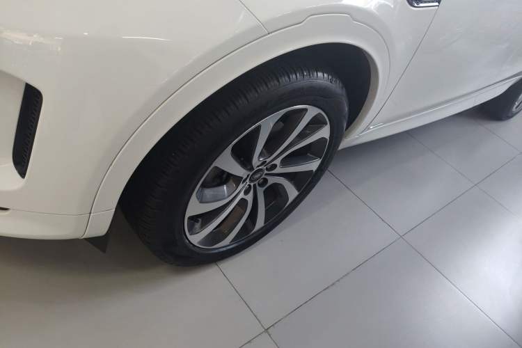 Used Land Rover Discovery Sport 2022 249 PS R-Dynamic SE Performance Tech Edition 5 Seats Left Front Wheel Hub