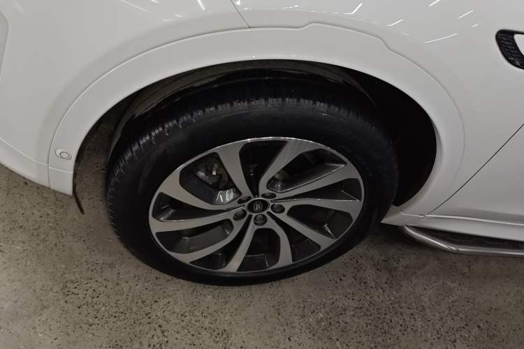 Used Land Rover Discovery Sport 2022 Restyled 249 PS R-Dynamic SE Performance Tech Edition 5 Seats Left Front Wheel Hub