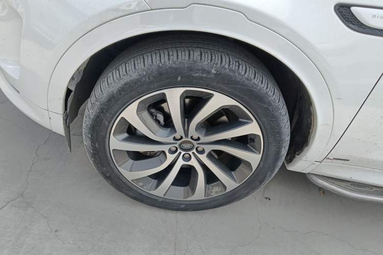 Used Land Rover Discovery Sport 2022 249 PS R-Dynamic S Performance Edition 5 Seats Left Front Wheel Hub