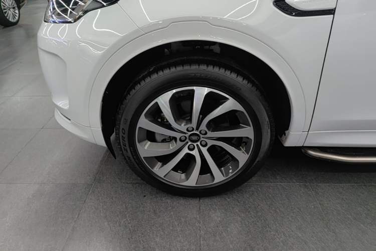 Used Land Rover Discovery Sport 2022 Revised Version 249 PS R-Dynamic S Performance Edition 5 Seats Left Front Wheel Hub