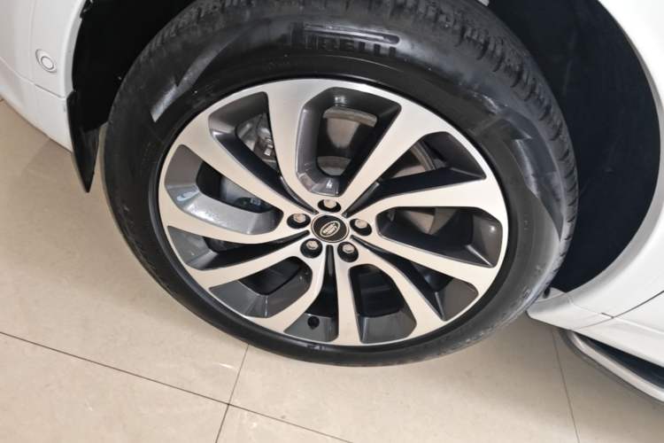Used Land Rover Discovery Sport 2022 Restyled 249 PS R-Dynamic SE Performance Tech Edition 5 Seats Left Front Wheel Hub