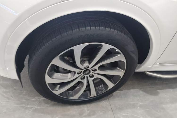 Used Land Rover Discovery Sport 2022 249 PS R-Dynamic S Performance Edition 5 Seats Left Front Wheel Hub