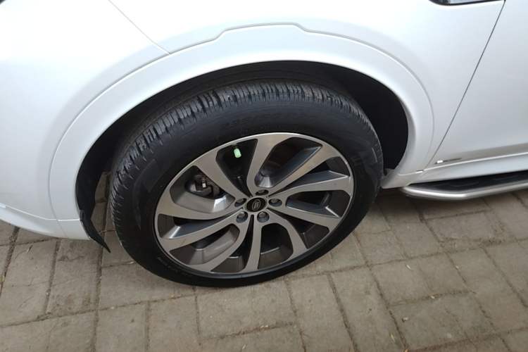 Used Land Rover Discovery Sport 2022 249 PS R-Dynamic S Performance Edition 5 Seats Left Front Wheel Hub
