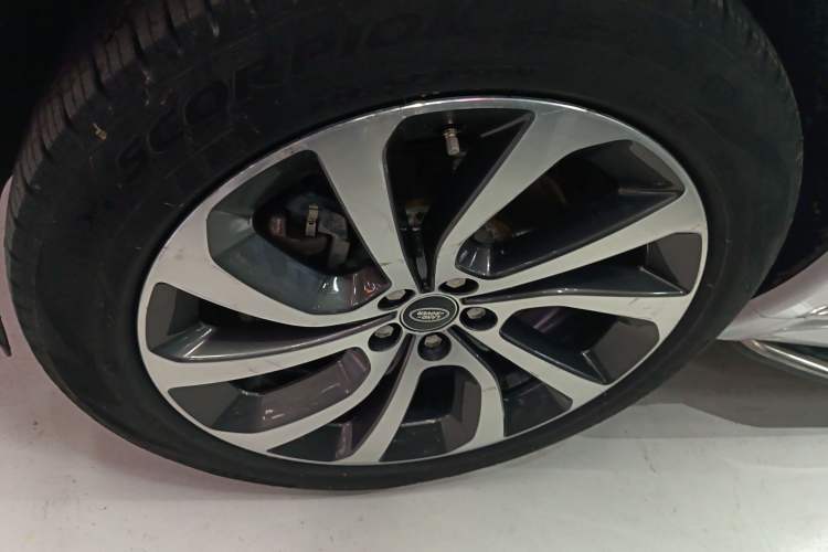 Used Land Rover Discovery Sport 2022 Revised Version 249 PS R-Dynamic S Performance Edition 5 Seats Left Front Wheel Hub