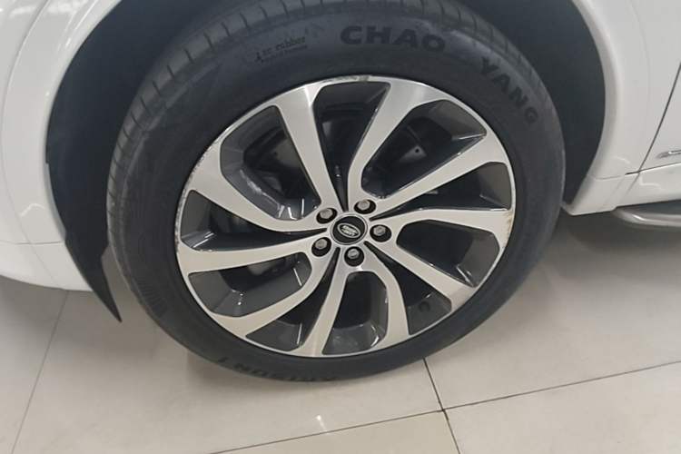 Used Land Rover Discovery Sport 2022 249 PS R-Dynamic S Performance Edition 5 Seats Left Front Wheel Hub
