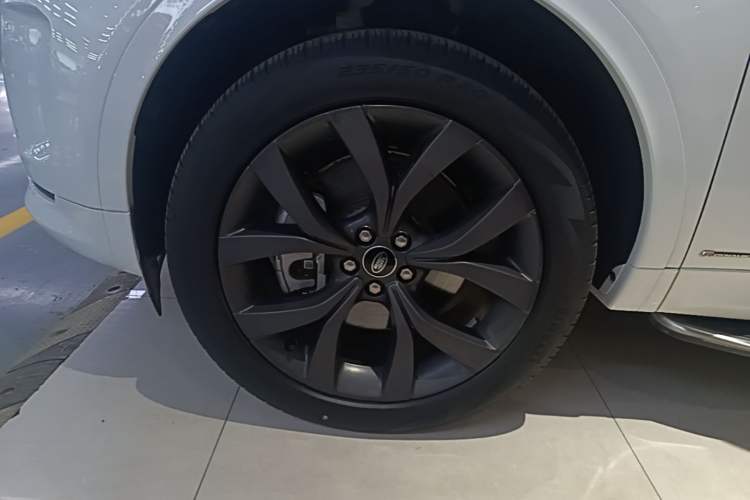 Used Land Rover Discovery Sport 2022 249 PS R-Dynamic S Performance Edition 5 Seats Left Front Wheel Hub