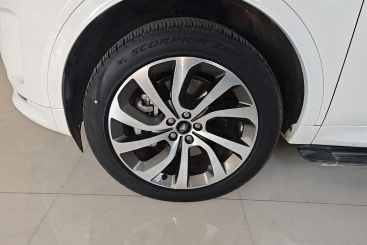 Used Land Rover Discovery Sport 2022 Revised Version 249 PS R-Dynamic S Performance Edition 5 Seats Left Front Wheel Hub