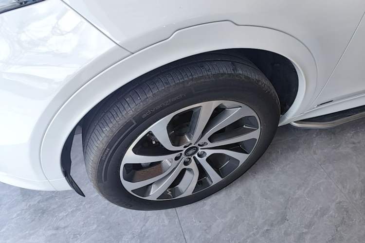 Used Land Rover Discovery Sport 2022 249 PS R-Dynamic S Performance Edition 5 Seats Left Front Wheel Hub
