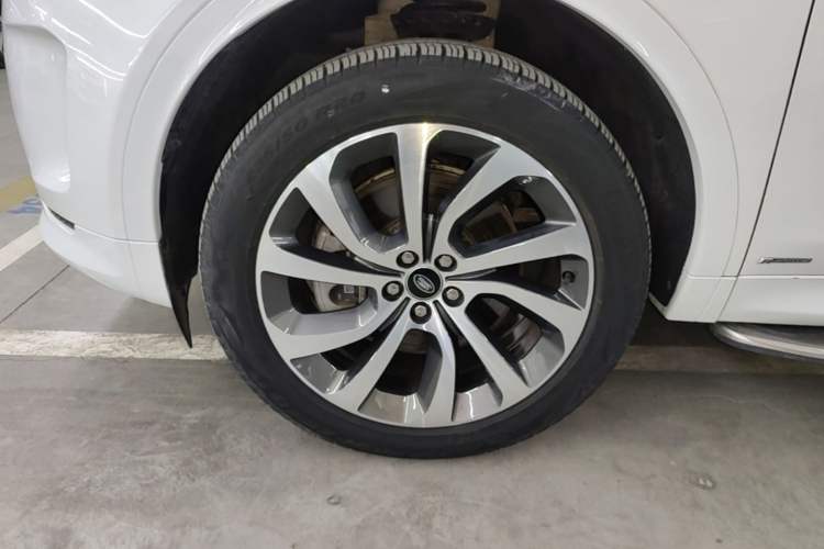 Used Land Rover Discovery Sport 2022 249 PS R-Dynamic S Performance Edition 5 Seats Left Front Wheel Hub