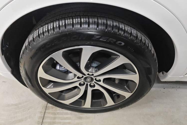 Used Land Rover Discovery Sport 2022 Revised Version 249 PS R-Dynamic S Performance Edition 5 Seats Left Front Wheel Hub
