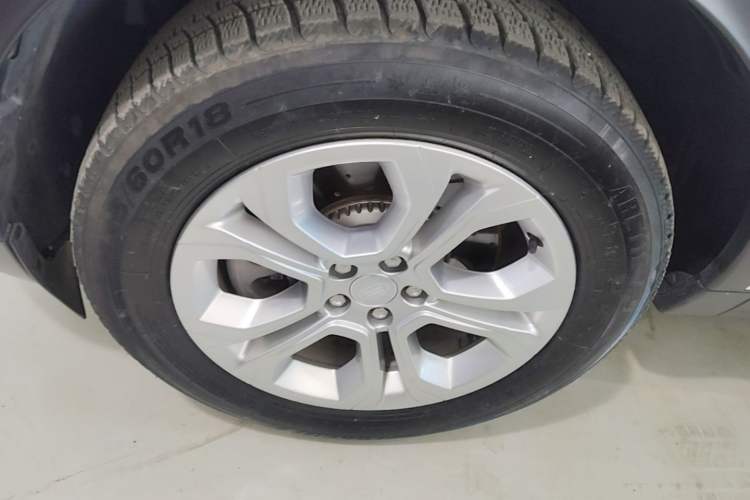 Used Land Rover Discovery Sport 2022 200 PS Family Edition 5 Seats Left Front Wheel Hub