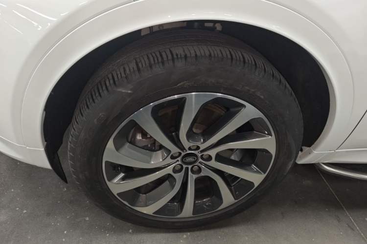 Used Land Rover Discovery Sport 2022 249 PS R-Dynamic S Performance Edition 5 Seats Left Front Wheel Hub