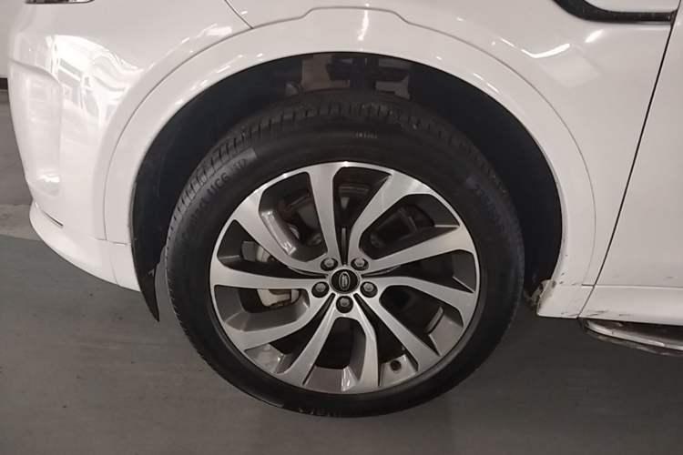 Used Land Rover Discovery Sport 2022 Revised Version 249 PS R-Dynamic S Performance Edition 5 Seats Left Front Wheel Hub