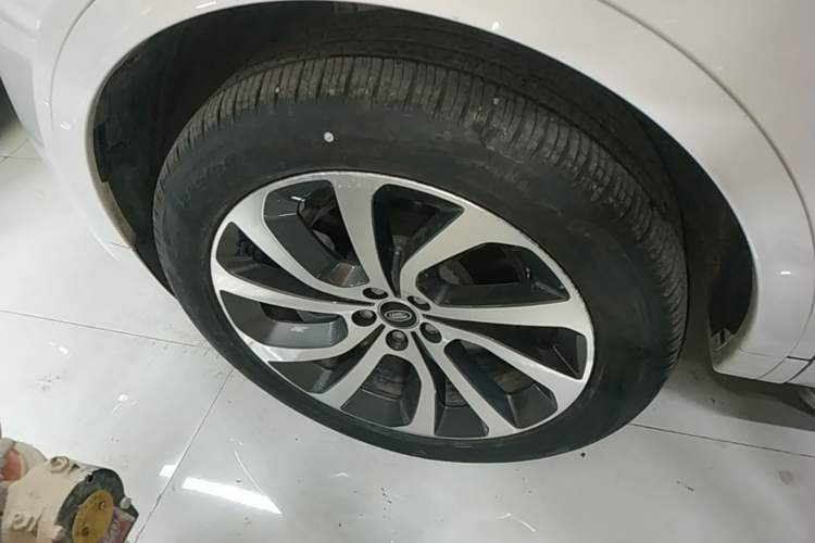 Used Land Rover Discovery Sport 2022 249 PS R-Dynamic SE Performance Tech Edition 5 Seats Left Front Wheel Hub