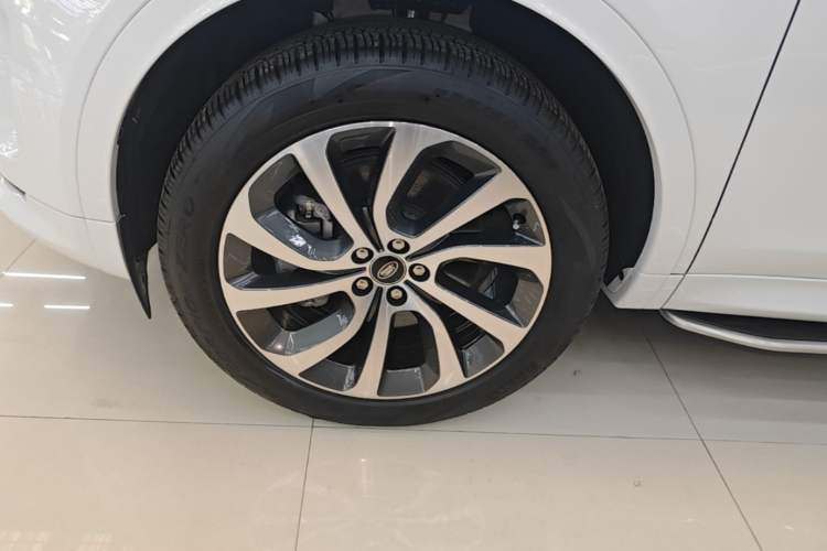 Used Land Rover Discovery Sport 2022 Revised Version 249 PS R-Dynamic S Performance Edition 5 Seats Left Front Wheel Hub