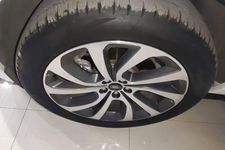 Used Land Rover Discovery Sport 2022 Revised Version 249 PS R-Dynamic S Performance Edition 5 Seats Left Front Wheel Hub