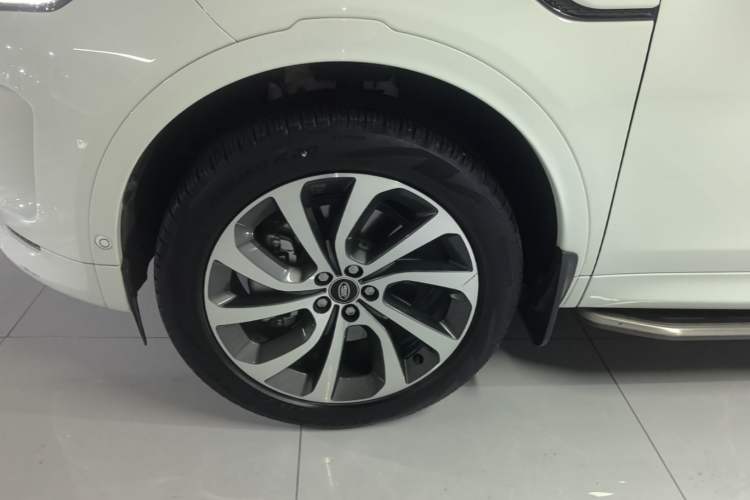 Used Land Rover Discovery Sport 2022 Restyled 249 PS R-Dynamic SE Performance Tech Edition 5 Seats Left Front Wheel Hub
