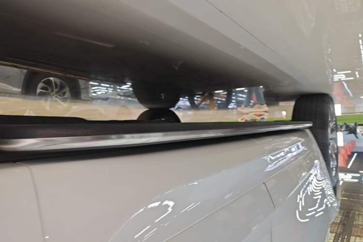 Used Land Rover Discovery Sport 2022 Revised Version 249 PS R-Dynamic S Performance Edition 5 Seats Left Side Sill