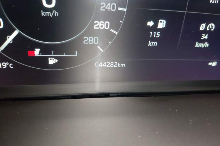 Used Land Rover Discovery Sport 2022 Restyled 249 PS R-Dynamic SE Performance Tech Edition 5 Seats Odometer Close Up