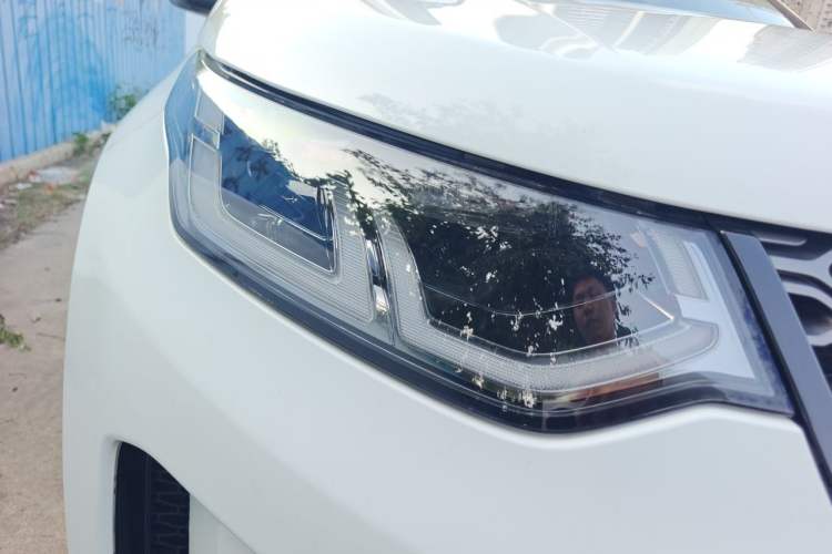 Used Land Rover Discovery Sport 2022 Revised Version 249 PS R-Dynamic S Performance Edition 5 Seats Right Front Headlight