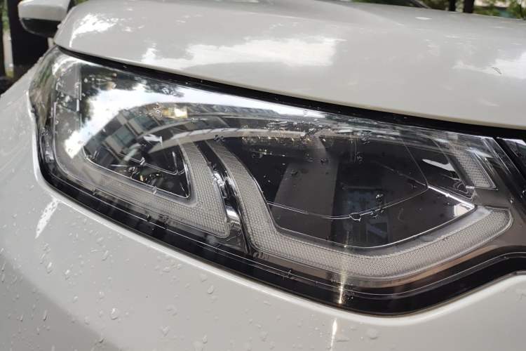 Used Land Rover Discovery Sport 2022 249 PS R-Dynamic S Performance Edition 5 Seats Right Front Headlight