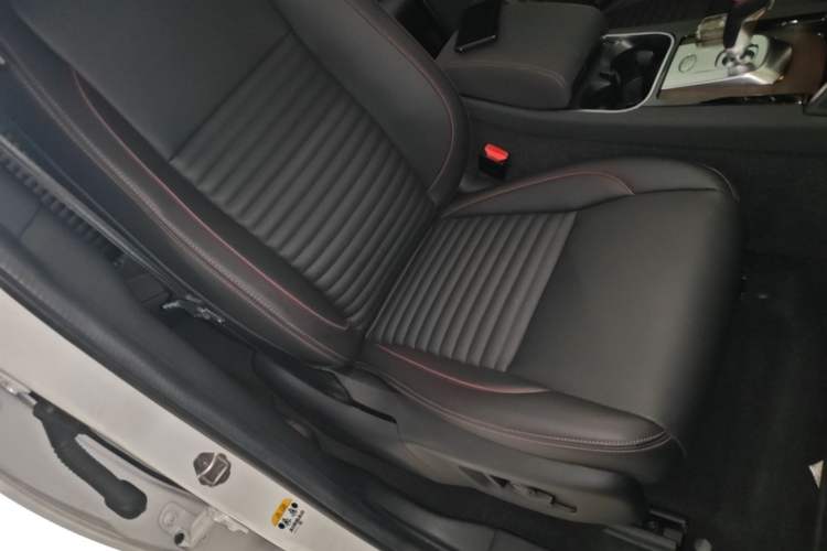 Used Land Rover Discovery Sport 2022 Restyled 249 PS R-Dynamic SE Performance Tech Edition 5 Seats Right Front Seat