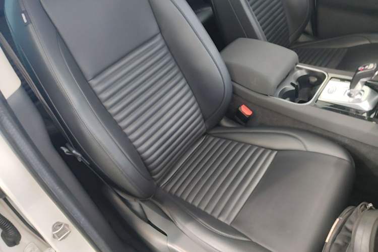 Used Land Rover Discovery Sport 2022 200 PS Family Edition 5 Seats Right Front Seat