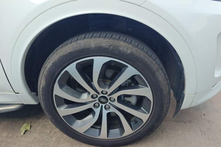 Used Land Rover Discovery Sport 2022 Revised Version 249 PS R-Dynamic S Performance Edition 5 Seats Right Front Wheel Hub