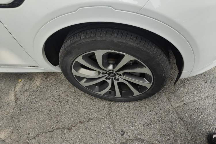 Used Land Rover Discovery Sport 2022 249 PS R-Dynamic S Performance Edition 5 Seats Right Front Wheel Hub
