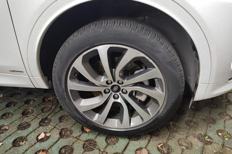 Used Land Rover Discovery Sport 2022 249 PS R-Dynamic S Performance Edition 5 Seats Right Front Wheel Hub