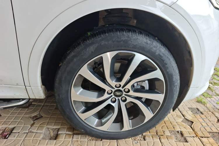 Used Land Rover Discovery Sport 2022 Revised Version 249 PS R-Dynamic S Performance Edition 5 Seats Right Front Wheel Hub