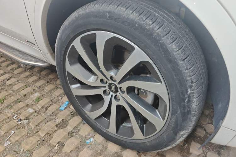 Used Land Rover Discovery Sport 2022 249 PS R-Dynamic S Performance Edition 5 Seats Right Front Wheel Hub