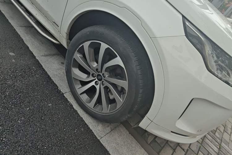 Used Land Rover Discovery Sport 2022 249 PS R-Dynamic S Performance Edition 5 Seats Right Front Wheel Hub