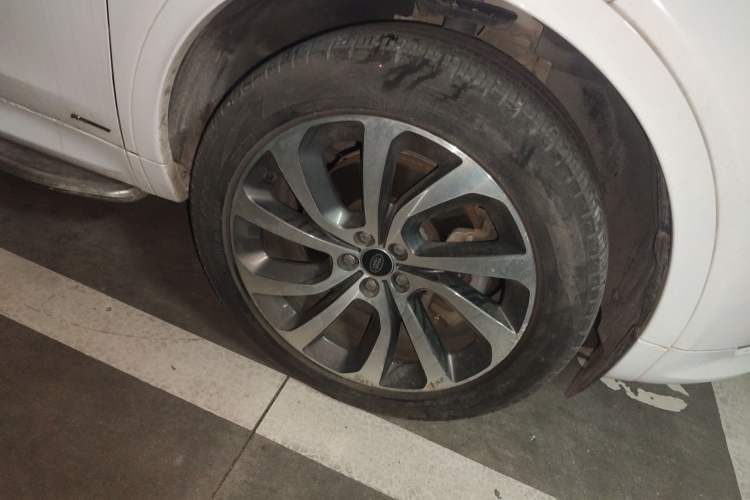 Used Land Rover Discovery Sport 2022 249 PS R-Dynamic S Performance Edition 5 Seats Right Front Wheel Hub