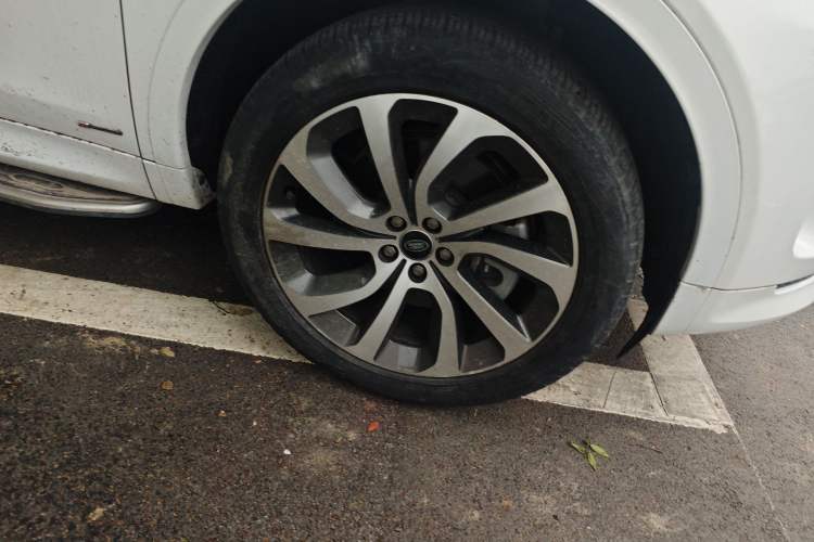 Used Land Rover Discovery Sport 2022 249 PS R-Dynamic S Performance Edition 5 Seats Right Front Wheel Hub