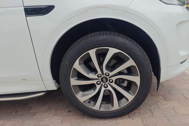 Used Land Rover Discovery Sport 2022 249 PS Metropolitan Edition 5 Seats Right Front Wheel Hub