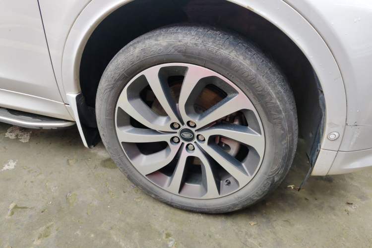 Used Land Rover Discovery Sport 2022 Restyled 249 PS R-Dynamic SE Performance Tech Edition 5 Seats Right Front Wheel Hub