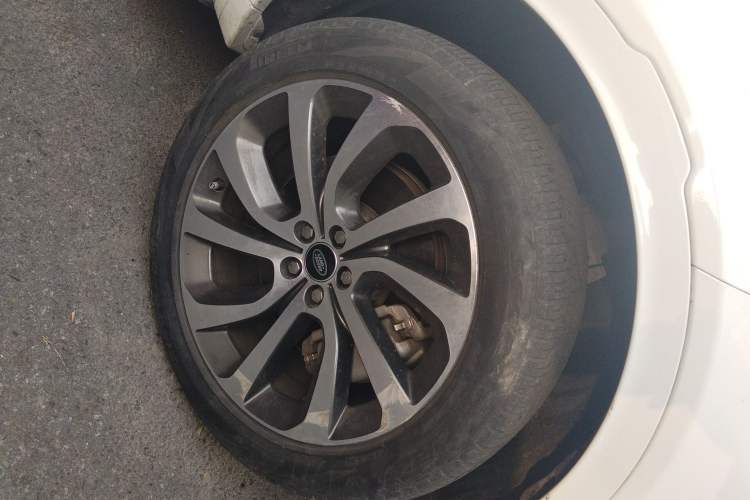 Used Land Rover Discovery Sport 2022 249 PS R-Dynamic SE Performance Tech Edition 5 Seats Right Front Wheel Hub