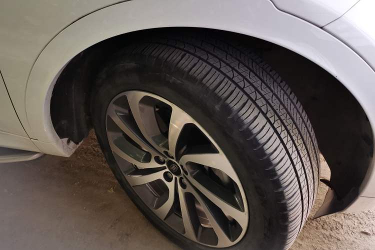 Used Land Rover Discovery Sport 2022 249 PS R-Dynamic S Performance Edition 5 Seats Right Front Wheel Hub