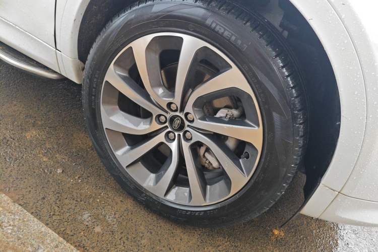 Used Land Rover Discovery Sport 2022 Revised Version 249 PS R-Dynamic S Performance Edition 5 Seats Right Front Wheel Hub