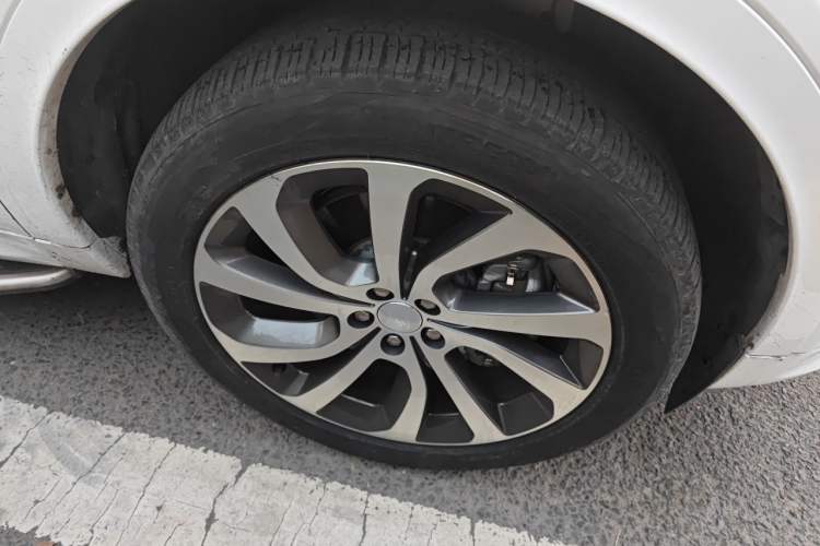 Used Land Rover Discovery Sport 2022 Revised Version 249 PS R-Dynamic S Performance Edition 5 Seats Right Front Wheel Hub