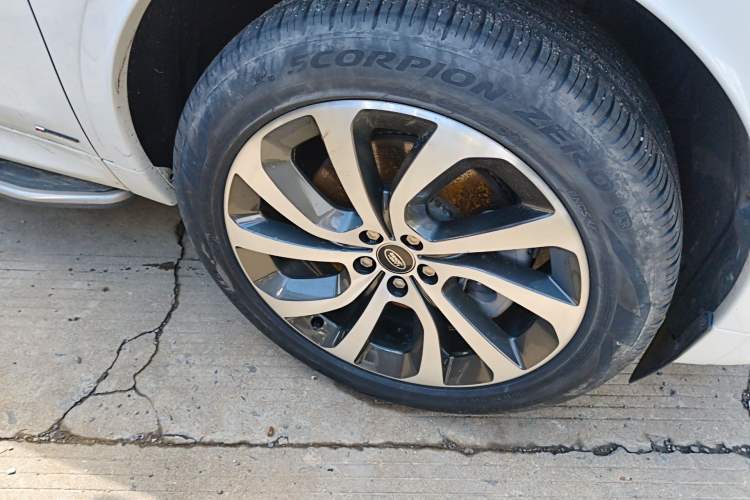 Used Land Rover Discovery Sport 2022 249 PS R-Dynamic S Performance Edition 5 Seats Right Front Wheel Hub