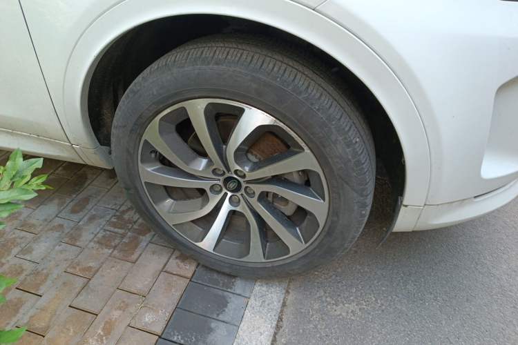 Used Land Rover Discovery Sport 2022 249 PS R-Dynamic S Performance Edition 5 Seats Right Front Wheel Hub