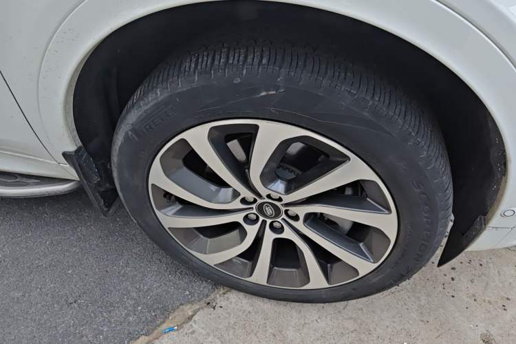 Used Land Rover Discovery Sport 2022 Revised Version 249 PS R-Dynamic S Performance Edition 5 Seats Right Front Wheel Hub