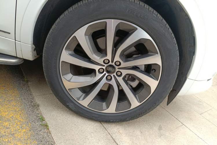 Used Land Rover Discovery Sport 2022 249 PS R-Dynamic SE Performance Tech Edition 5 Seats Right Front Wheel Hub