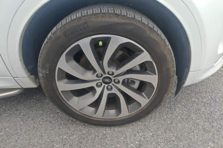 Used Land Rover Discovery Sport 2022 249 PS R-Dynamic S Performance Edition 5 Seats Right Front Wheel Hub