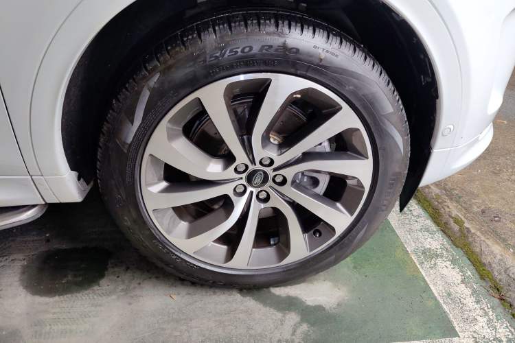 Used Land Rover Discovery Sport 2022 Restyled 249 PS R-Dynamic SE Performance Tech Edition 5 Seats Right Front Wheel Hub