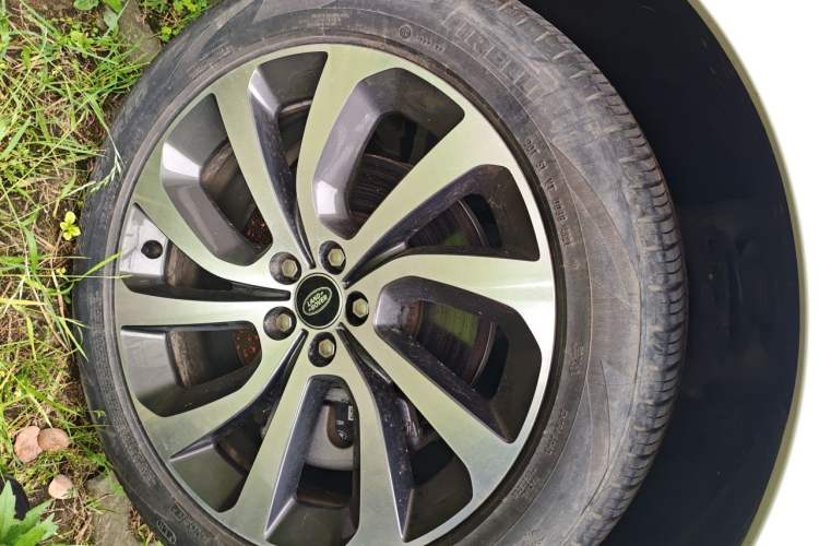 Used Land Rover Discovery Sport 2022 249 PS R-Dynamic S Performance Edition 5 Seats Right Front Wheel Hub