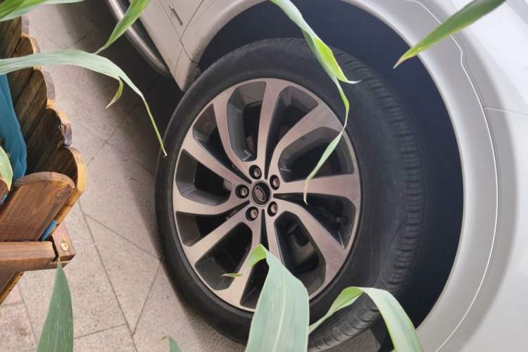 Used Land Rover Discovery Sport 2022 249 PS R-Dynamic S Performance Edition 5 Seats Right Front Wheel Hub