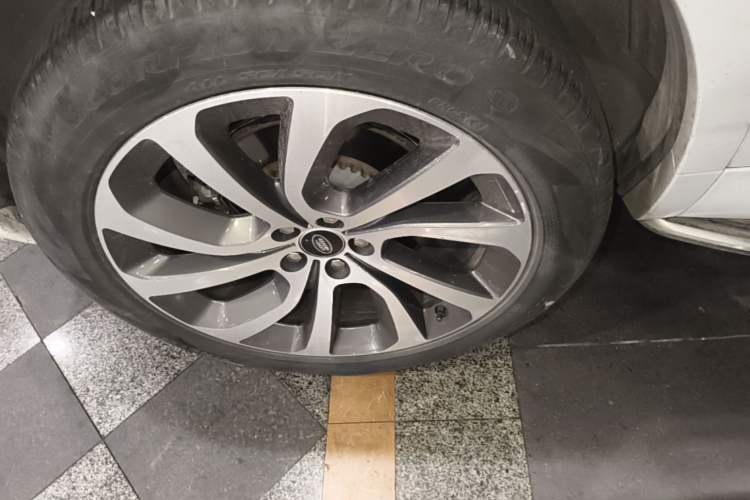 Used Land Rover Discovery Sport 2022 249 PS R-Dynamic S Performance Edition 5 Seats Right Rear Wheel Hub